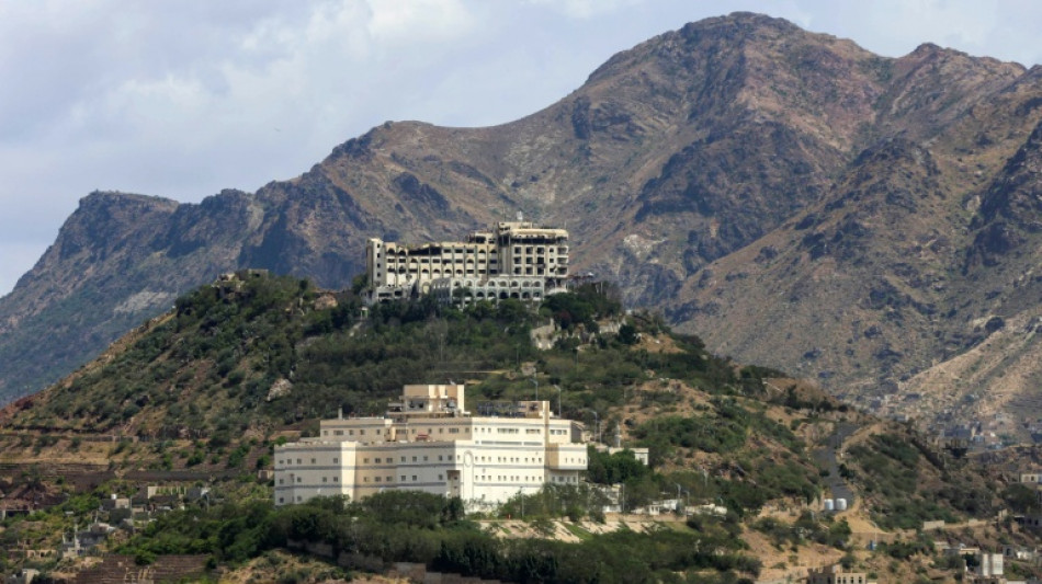 Arabia Saudita reanuda vuelos en el aeropuerto de la capital pese a ataques de hut&iacute;es de Yemen