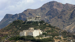Se escuchan explosiones en la capital saudita antes de la reapertura del aeropuerto