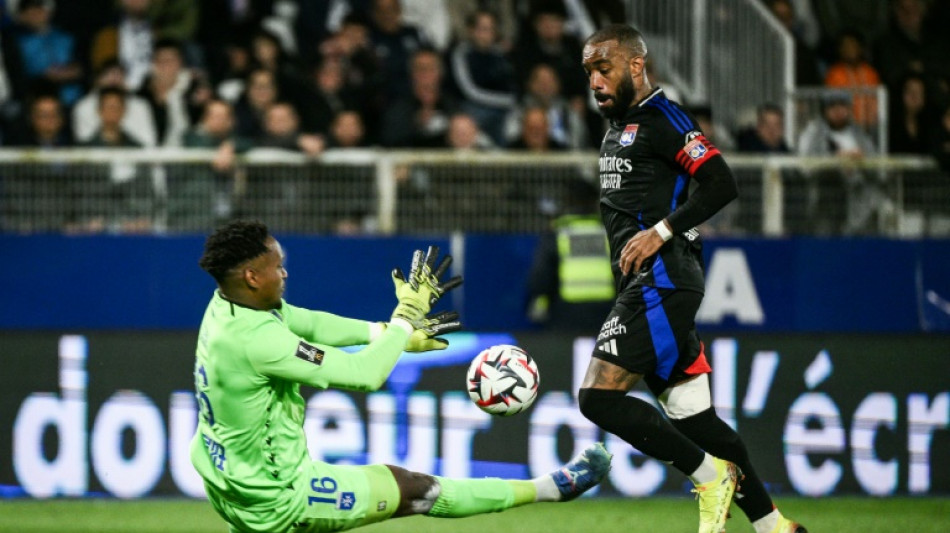 Lyon close in on Champions League, Saint-Etienne snatch draw