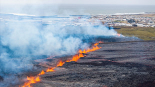 La erupción de un volcán obliga a evacuar un pueblo pesquero en Islandia