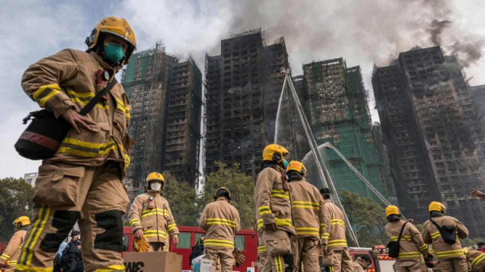 Hong Kong busca a cientos de desaparecidos tras incendio que dej&oacute; 75 muertos
