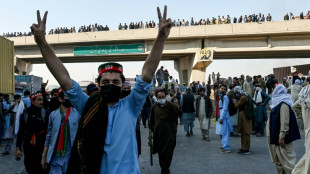 Dans Islamabad barricad&eacute;e, affrontements entre police et partisans d'Imran Khan