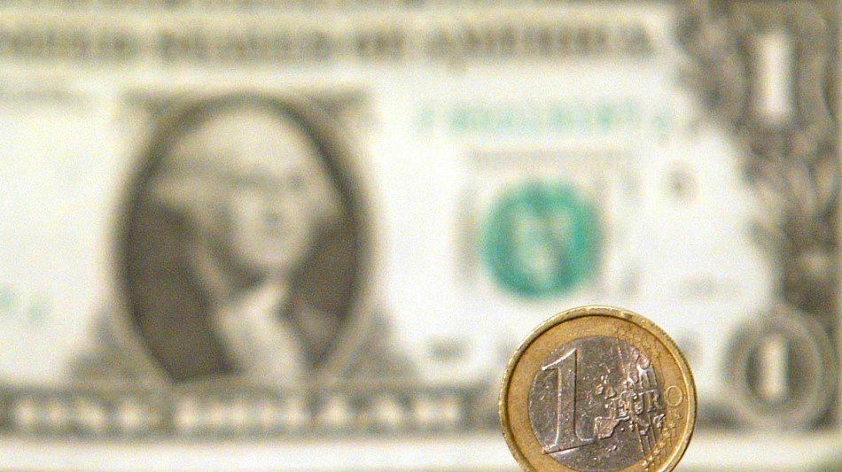 L'euro &egrave; in calo sul dollaro a 1,0545