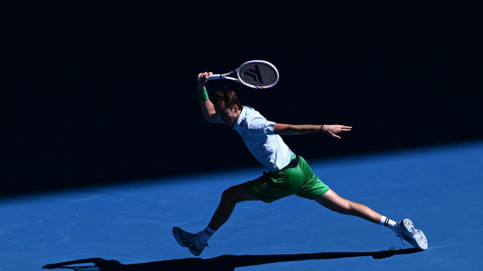 Australian Open: Medvedev in crisi, distrugge una telecamera
