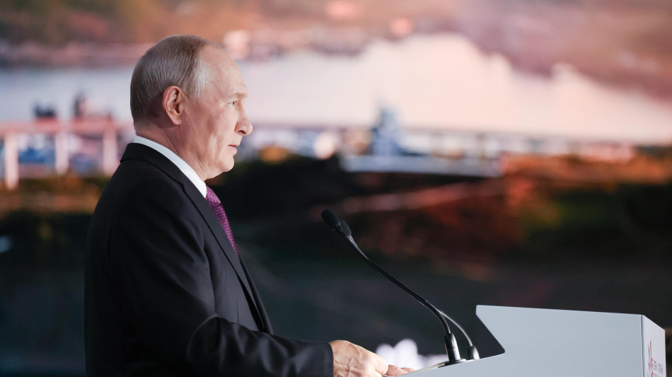 Putin, 'minaccia di Kiev ai voli civili complica possibilit&agrave; di negoziati di pace'