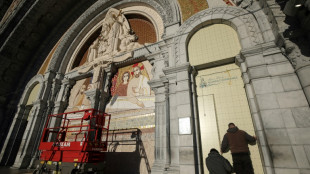 Tapan mosaicos en el santuario de la virgen de Lourdes hechos por un sacerdote acusado de agresión sexual