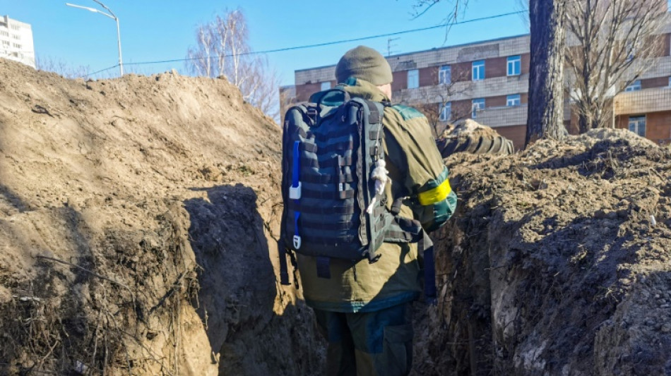 Molotov, distribution de kalachnikov et tranch&eacute;es: Kiev se pr&eacute;pare &agrave; "accueillir" les Russes