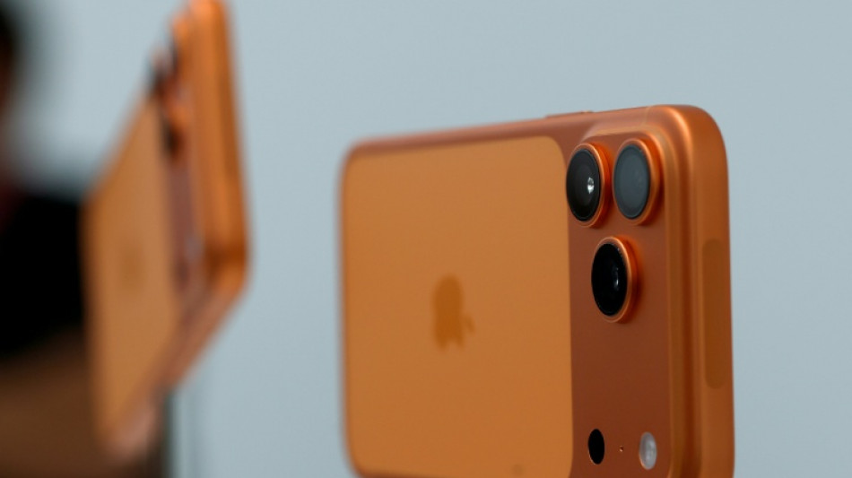 Stocks extend losses tracking AI, Fed and trade