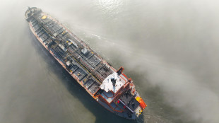 Il prezzo del petrolio scende dai massimi ma resta stabile sopra 100 dollari