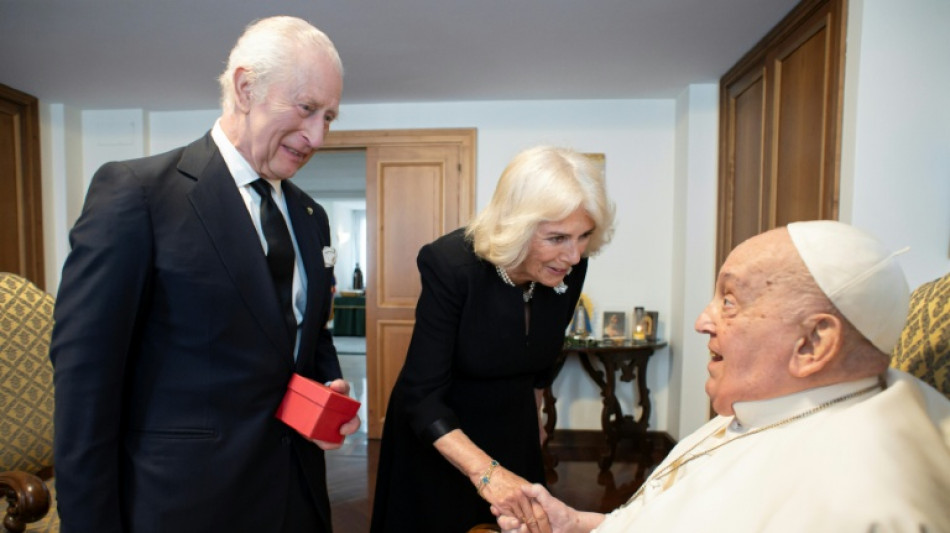Vatikan veröffentlicht Foto von Treffen des Papstes mit Charles und Camilla