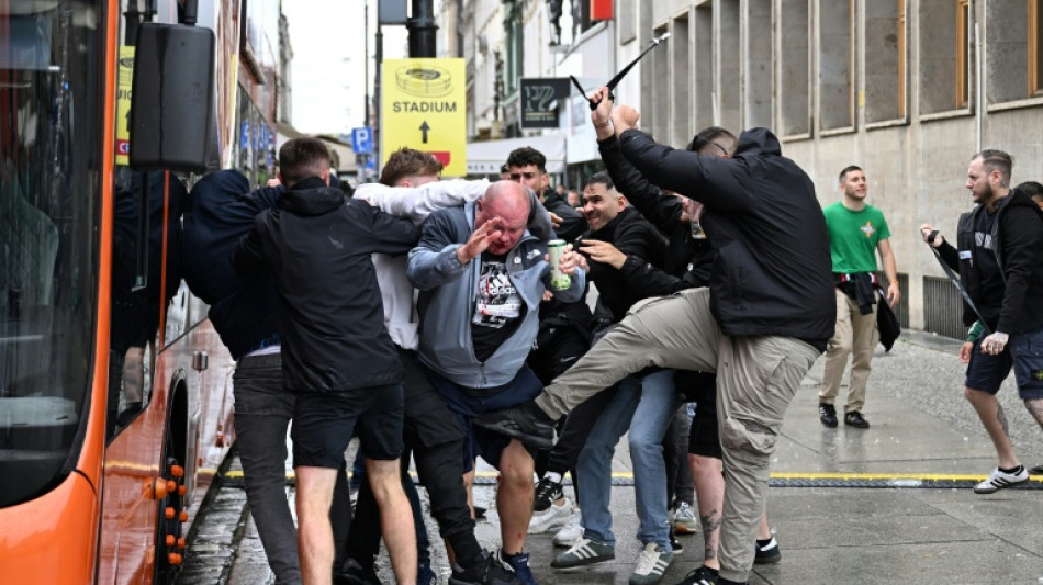 Torcedores de Chelsea e Betis entram em confronto antes da final da Liga Conferência