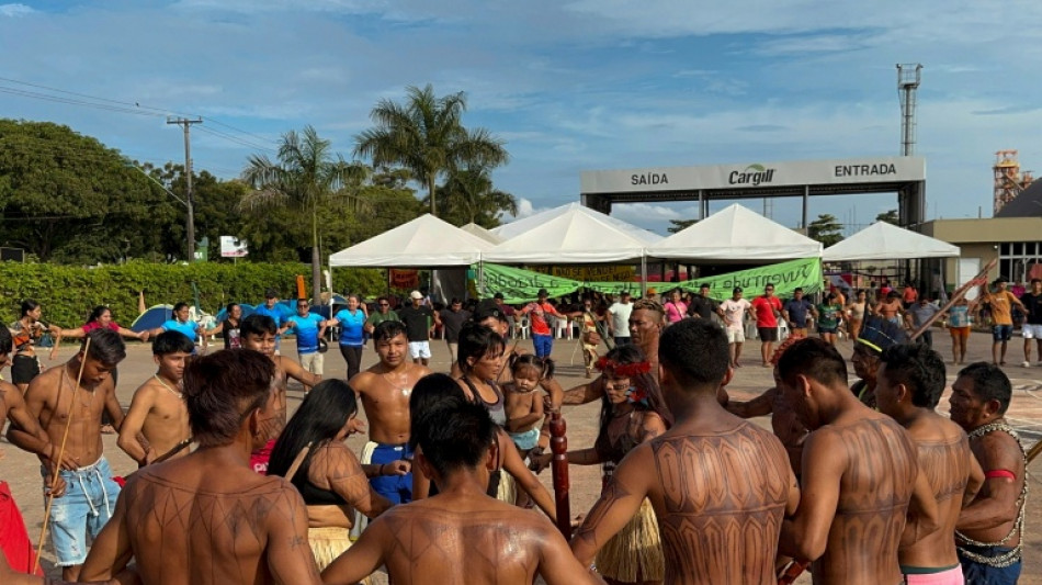 Ind&iacute;genas brasile&ntilde;os protestan por la explotaci&oacute;n de r&iacute;os amaz&oacute;nicos para exportar granos