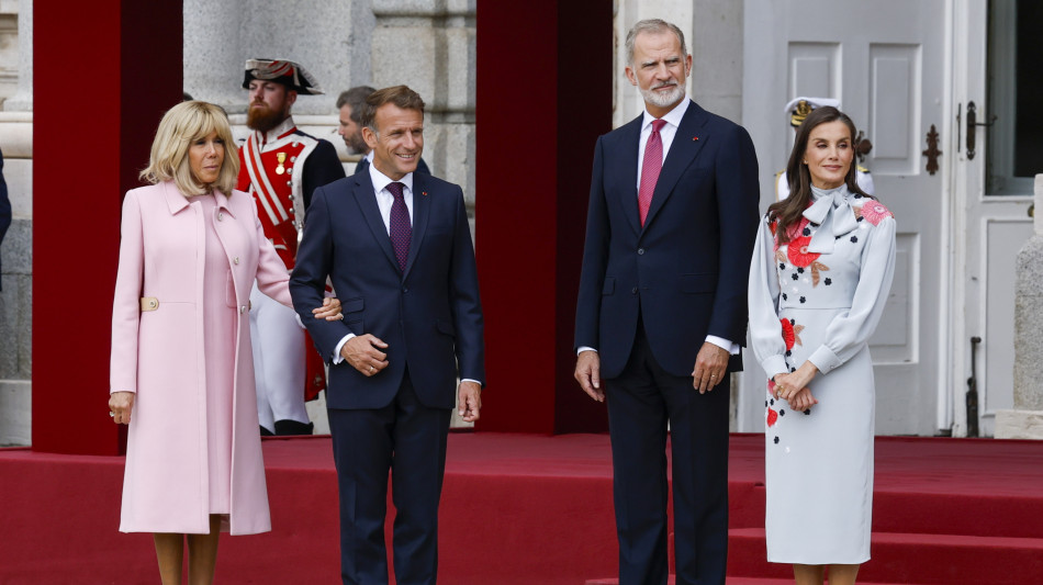 Emmanuel e Brigitte Macron ricevuti al Palazzo Reale di Madrid con onori militari