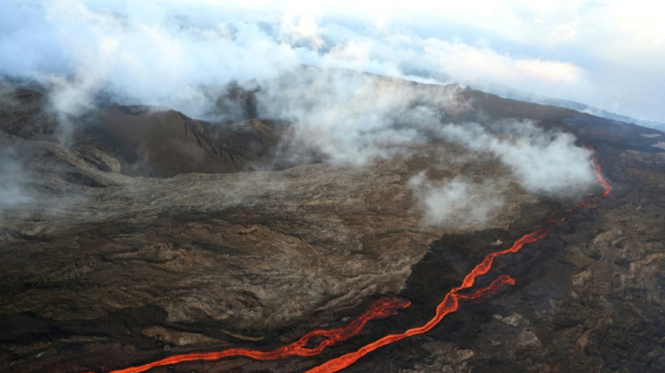 &Eacute;ruption du Piton de la Fournaise: une coul&eacute;e de lave menace de couper la route reliant le sud &agrave; l'est de La R&eacute;union