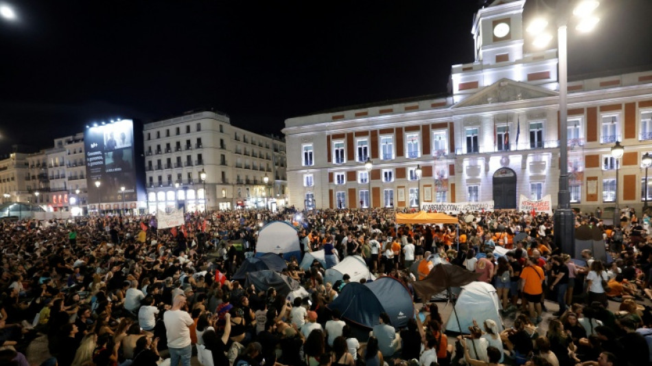 Una multitud protesta en Madrid contra el desahucio de una mujer de 87 a&ntilde;os