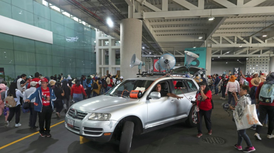 Una protesta de maestros bloquea los accesos al principal aeropuerto de M&eacute;xico