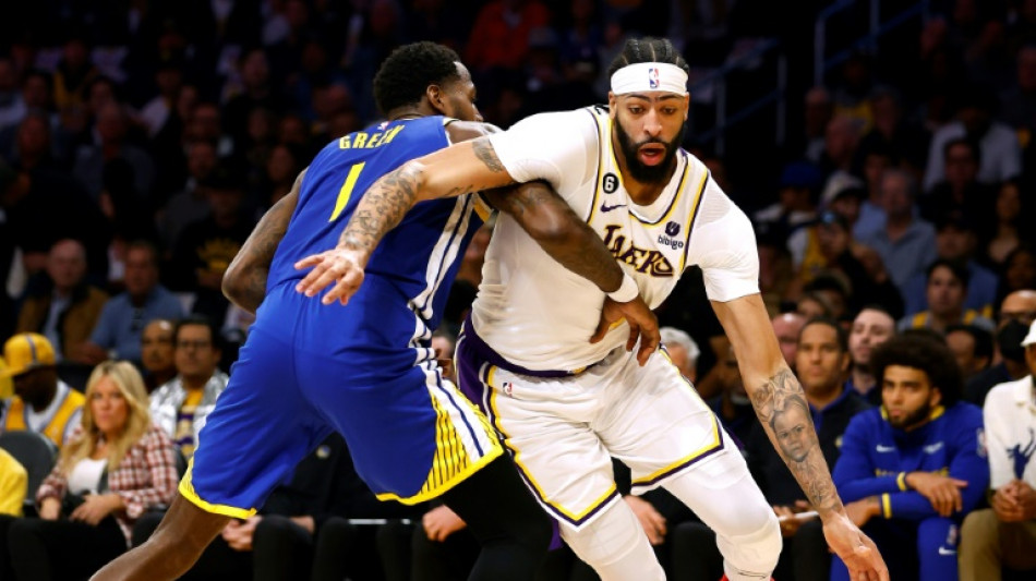 Lakers rout Warriors, Heat rip Knicks to grab NBA series leads