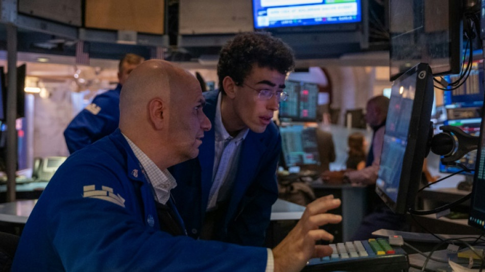 Wall Street ouvre en ordre dispers&eacute;, peine &agrave; trouver de l'&eacute;lan 