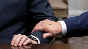 La Casa Blanca explica una mano vendada de Trump por tener dar muchos apretones de mano