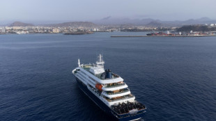 El crucero ir&aacute; a Canarias o Pa&iacute;ses Bajos tras evacuar tres casos sospechosos de hantavirus