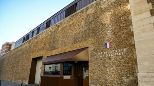 En prison, Nicolas Sarkozy prot&eacute;g&eacute; par deux policiers 