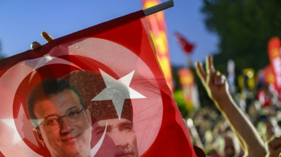Tr&ecirc;s prefeitos opositores detidos na Turquia