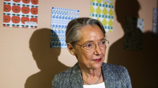 La primera ministra francesa intenta rebajar la tensi&oacute;n sobre la reforma ante un Macron firme