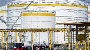 Il petrolio e il gas si indeboliscono, il brent scende a 104 dollari