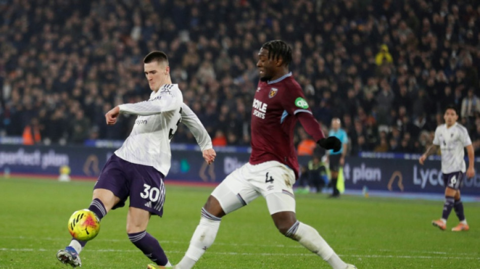 West Ham end Man Utd's winning run, Spurs sink to 16th 