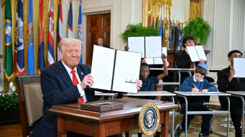 Trump firma un decreto para enterrar el Departamento de Educaci&oacute;n