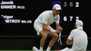 Dimitrov abre 2 a 0 mas sofre lesão e Sinner avança às quartas de Wimbledon