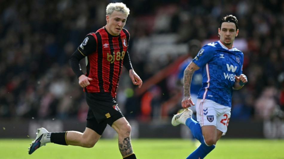 Bournemouth afasta lateral espanhol &Aacute;lex Jim&eacute;nez por enviar mensagens a menina de 15 anos