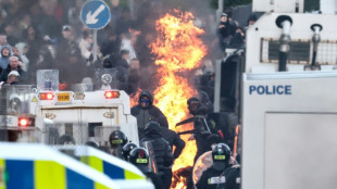 Governo brit&acirc;nico critica 'viol&ecirc;ncia racista' ap&oacute;s dist&uacute;rbios em Belfast