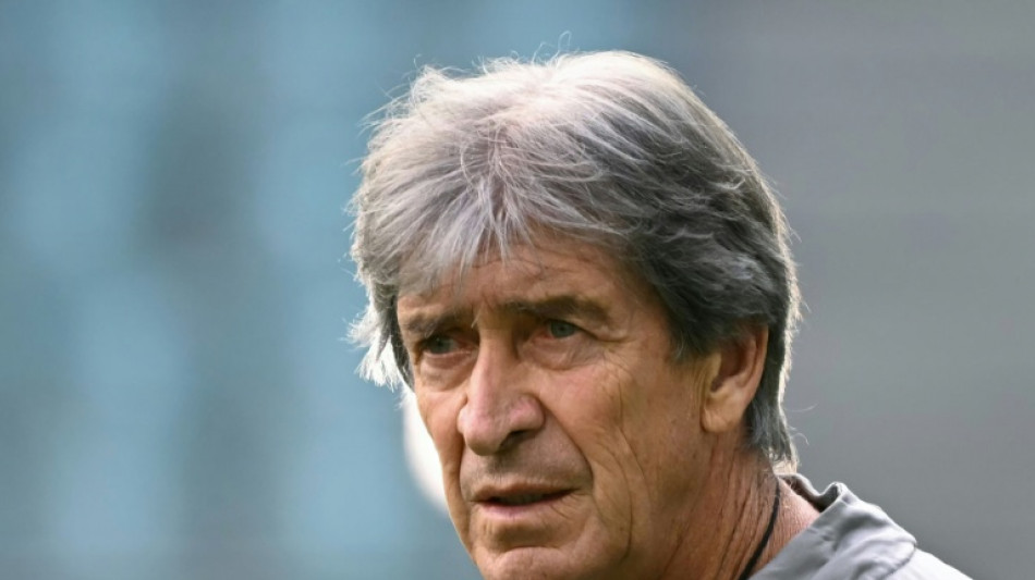 Técnico do Betis elogia recuperação de Antony antes da final da Liga Conferência