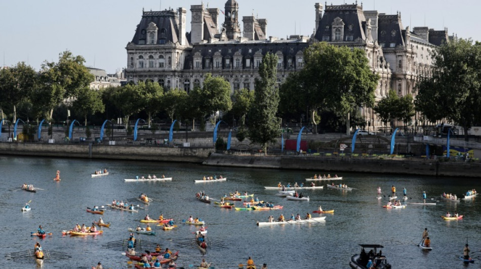 Paris comemora primeiro aniversário dos Jogos Olímpicos com desfile no Rio Sena