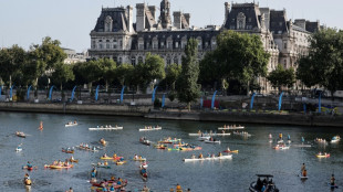 Paris comemora primeiro aniversário dos Jogos Olímpicos com desfile no Rio Sena