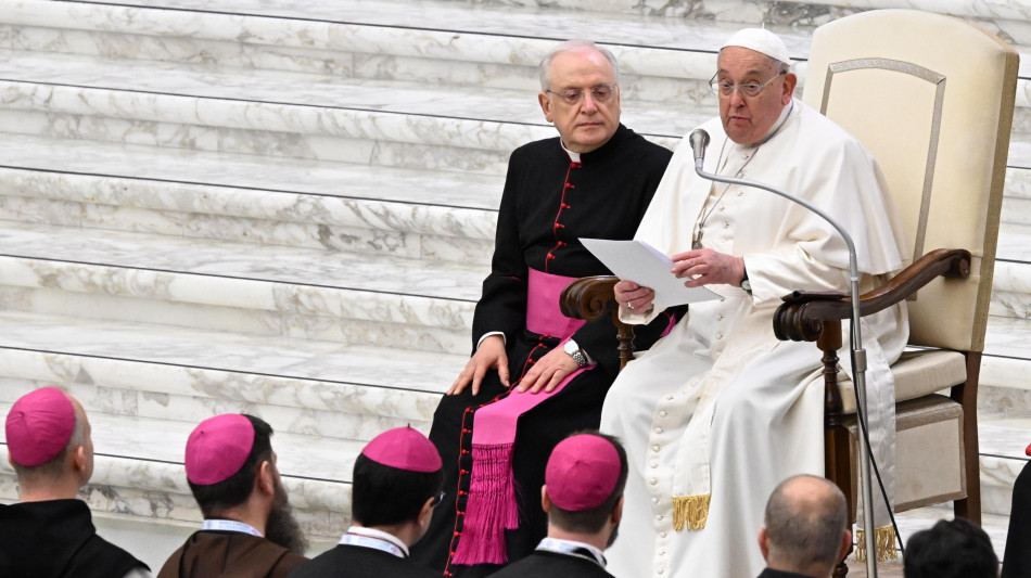 Il Papa, deportare i migranti ferisce la dignit&agrave; umana