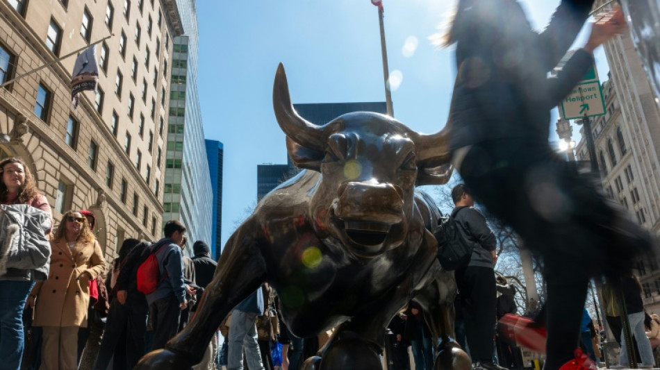 Rate cut hopes underpin global stocks but tech weakness weighs
