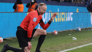 Nach Becherwurf: Spielabbruch im Westduell ohne Trainer