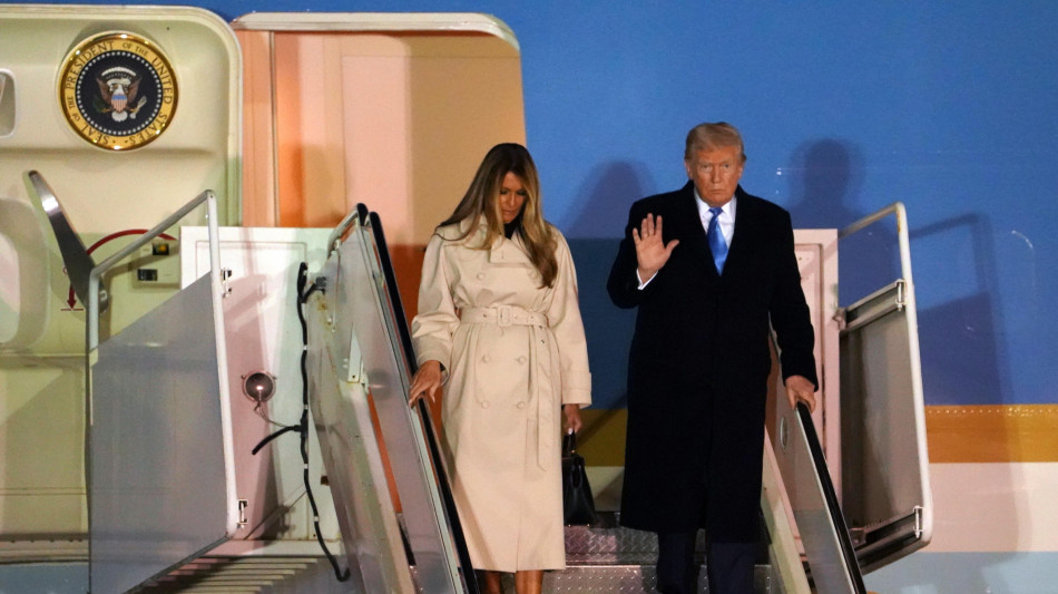 Trump e Melania rendono omaggio al Papa in basilica