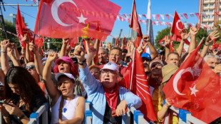 Vor Gerichtsverhandlung: Zehntausende Türken demonstrieren für oppositionelle CHP