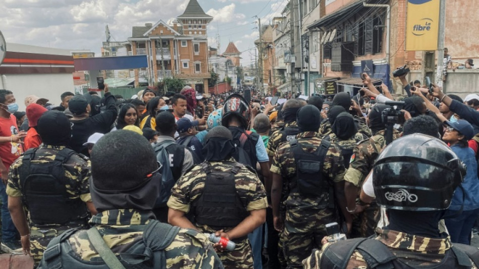 Madagascar: nouveaux rassemblements et tirs de gaz lacrymogènes, malgré le renvoi du gouvernement