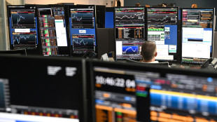 Borsa: Milano chiude debole, lente sul risiko bancario