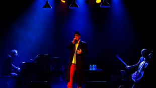 Le "King" Cantona, désormais chanteur, se livre sur scène
