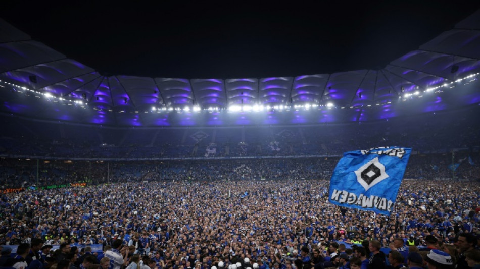 Fans stürmen nach Fußballspiel Platz: Zahlreiche Verletzte in Hamburg