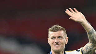 Toni Kroos dirigiert bei Ordensverleihung Geburtstagsständchen für Opa Heinz