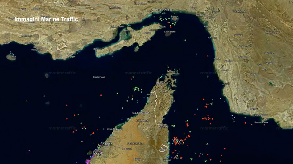 Media Iran, nave Usa a Hormuz tornata indietro dopo minaccia di attacco da Teheran