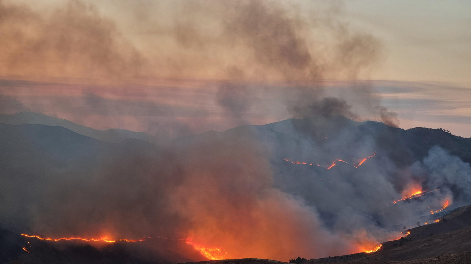 In Grecia continua la lotta contro molteplici incendi