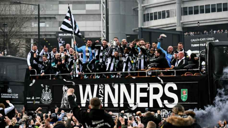 Milhares de torcedores vão às ruas para comemorar título do Newcastle na Copa da Liga
