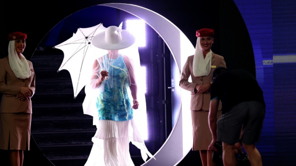 Naomi Osaka impacta en el Abierto de Australia con sombrero, velo y sombrilla